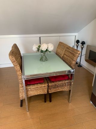 Juego de 4 Sillas de junco con Cojines Rojos.