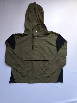 Cortavientos verde y negro con capucha