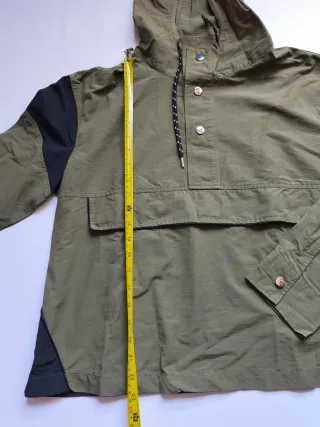 Cortavientos verde y negro con capucha