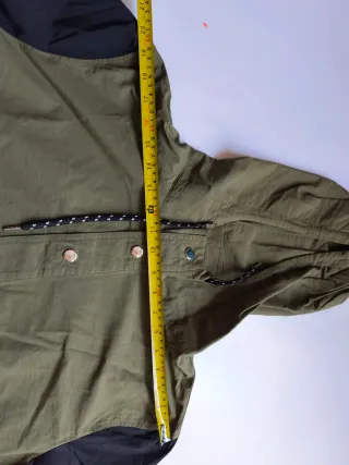 Cortavientos verde y negro con capucha