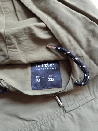 Cortavientos verde y negro con capucha