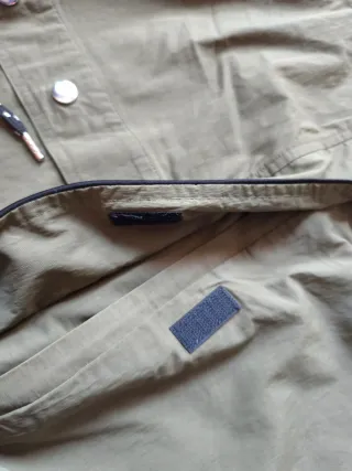 Cortavientos verde y negro con capucha