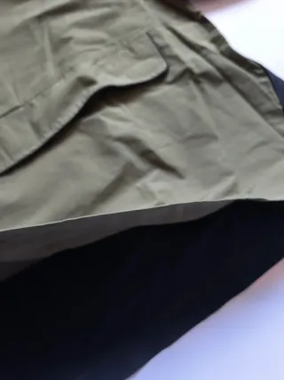 Cortavientos verde y negro con capucha