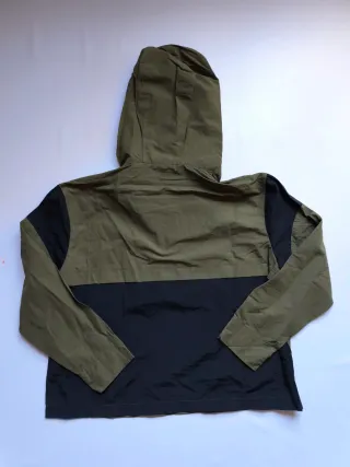 Cortavientos verde y negro con capucha
