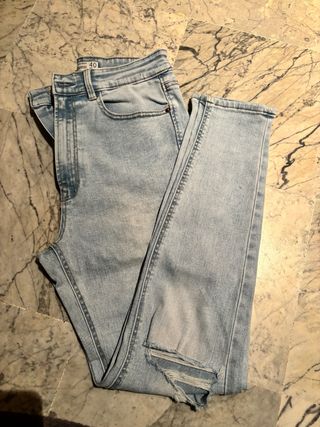 Vaqueros rotos Stradivarius