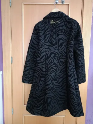 Abrigo largo Desigual estampado cebra