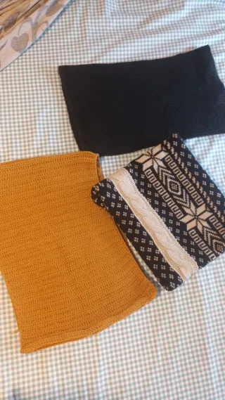 Bufandas tejidas beige, negro y mostaza