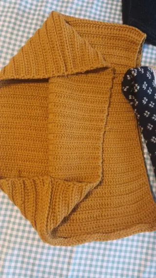 Bufandas tejidas beige, negro y mostaza