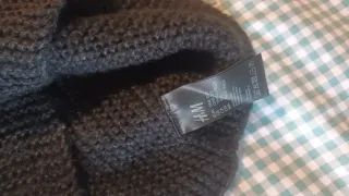 Bufandas tejidas beige, negro y mostaza