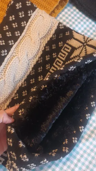 Bufandas tejidas beige, negro y mostaza