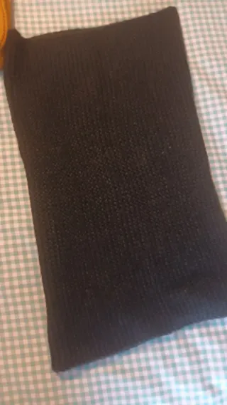 Bufandas tejidas beige, negro y mostaza