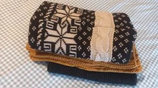 Bufandas tejidas beige, negro y mostaza