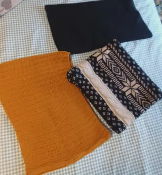 Bufandas tejidas beige, negro y mostaza