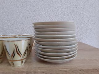 Juego de café de porcelana beige y oro