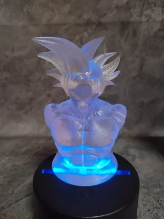 Figura Goku Resina Transparente con Base LED