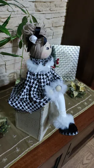 Bambola in tessuto bianco e nero