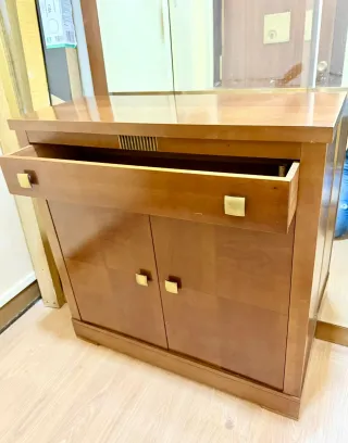 Mueble de entrada madera clásico con espejo