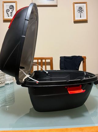 Baúl para moto con luz roja