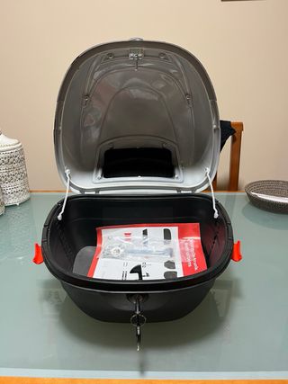 Baúl para moto con luz roja