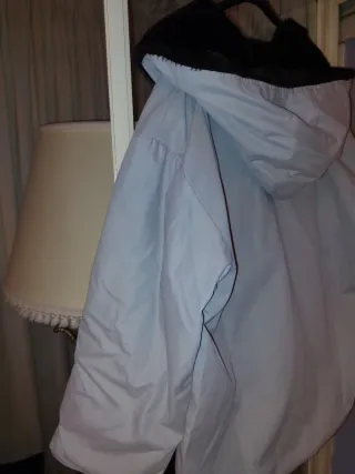 Chaquetón beig y marrón con capucha