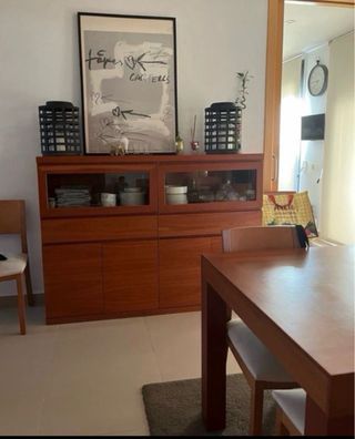 Aparador de madera y cristal