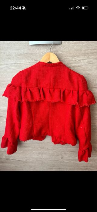 Chaqueta roja con volantes