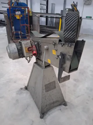Lijadora de cinta para reparar ruedas