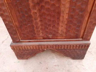 Armario rústico de madera tallada