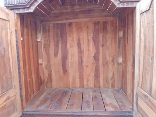 Armario rústico de madera tallada