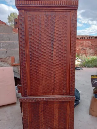 Armario rústico de madera tallada
