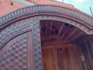 Armario rústico de madera tallada