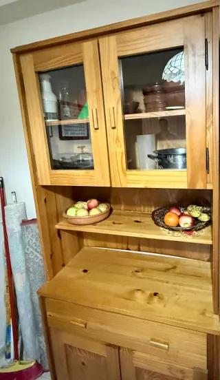 Aparador de madera con vitrina