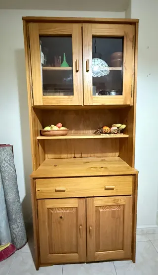 Aparador de madera con vitrina