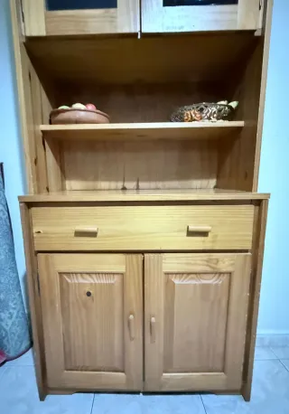 Aparador de madera con vitrina