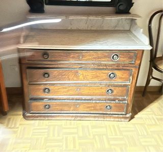 Cómoda de madera con tapa de mármol