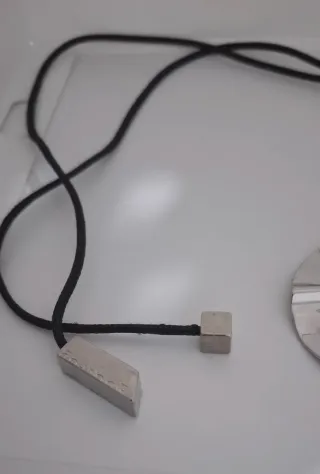 Colar Adolfo Dominguez com pingente redondo