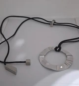 Colar Adolfo Dominguez com pingente redondo