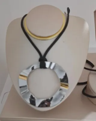 Colar Adolfo Dominguez com pingente redondo