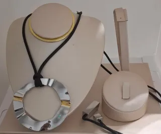 Colar Adolfo Dominguez com pingente redondo