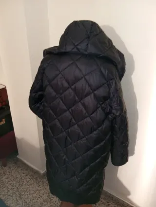 Chaqueta acolchada negra con capucha