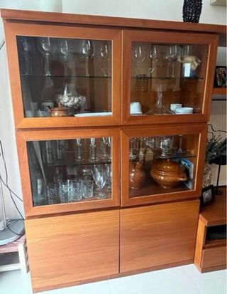 Vitrina de madera y cristal