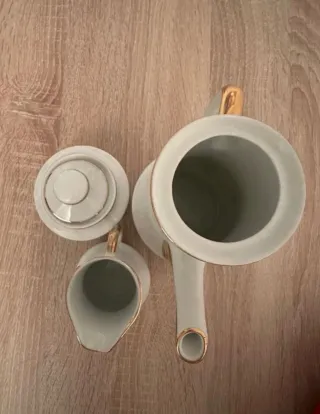 Tetera, azucarero y jarra de leche antiguos