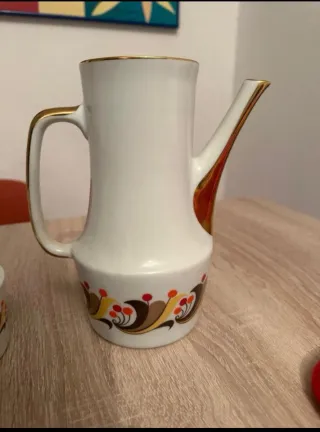 Tetera, azucarero y jarra de leche antiguos