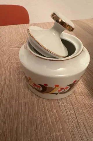 Tetera, azucarero y jarra de leche antiguos