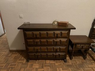 Cómoda de madera oscura