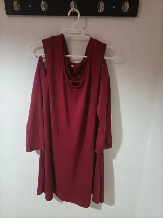 Vestido rojo con hombros descubiertos