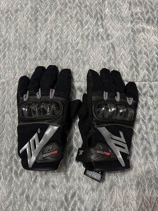 Guantes de moto negros con protecciones
