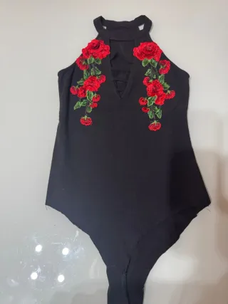 Body negro con rosas rojas Talla M-L