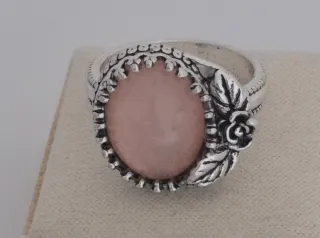 Anel Prateado com Pedra Rosa