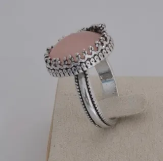 Anel Prateado com Pedra Rosa